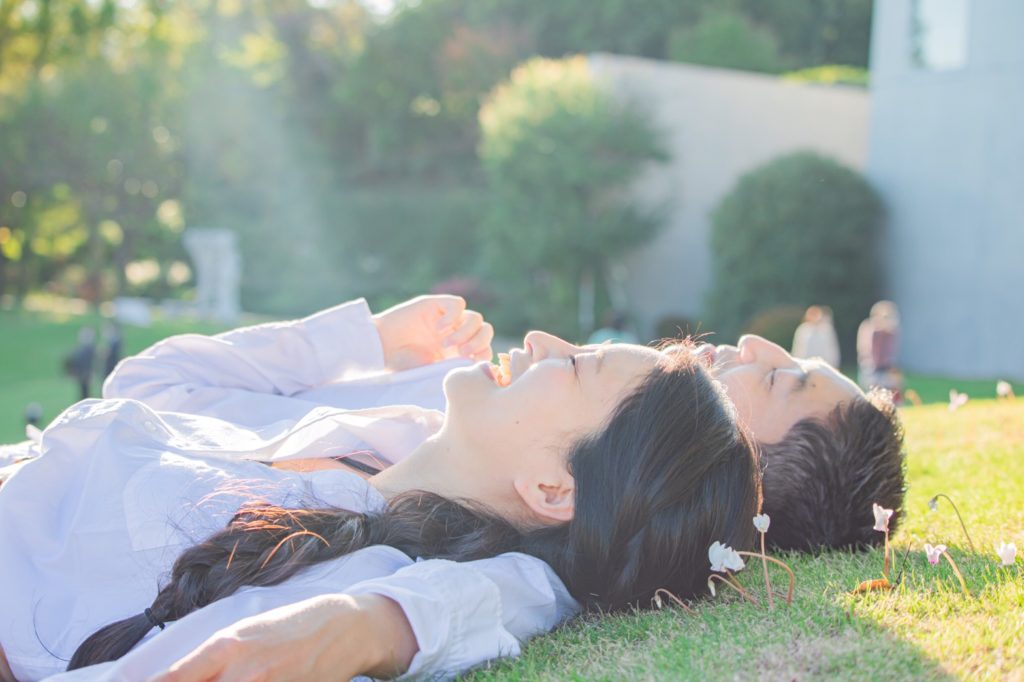 芝生の上で、まったりと