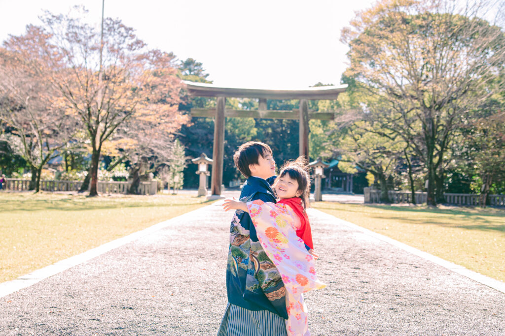 兄妹の七五三写真in静岡護国神社